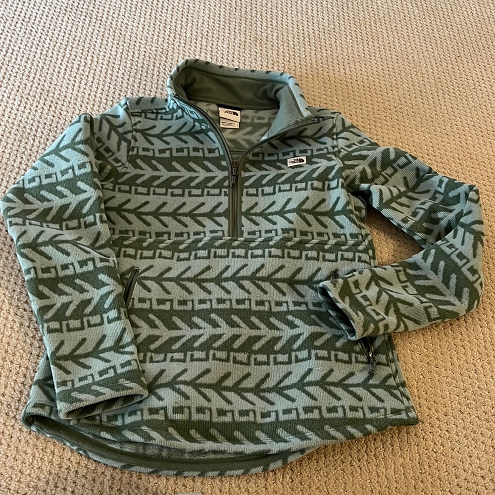 Women’s The North Face pullover size small